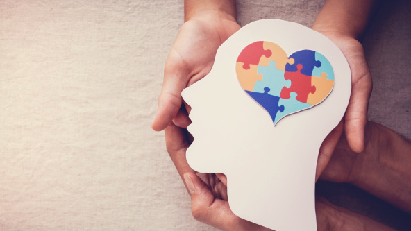 Puzzle jigsaw heart on brain